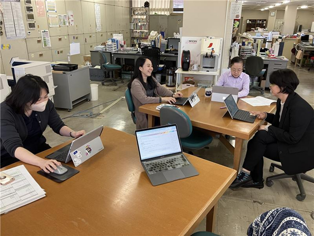 職員室内の「学びあいスペース」のようす