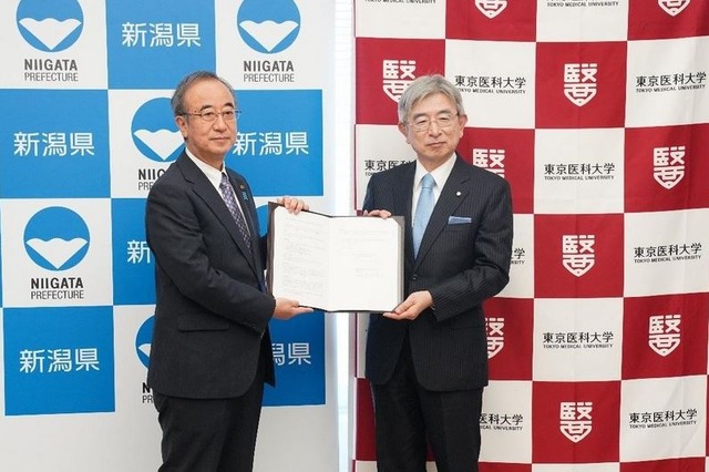 新潟県の花角英世知事（左）、東京医科大学の宮澤啓介学長（右）