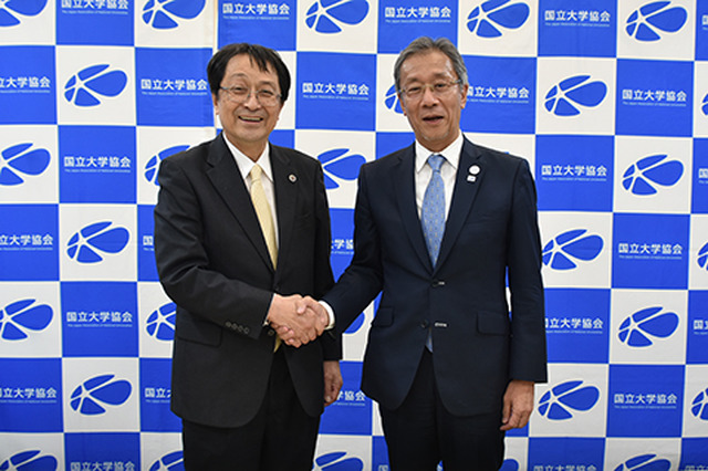 永田恭介 前会長（左）と藤井輝夫 新会長（右）