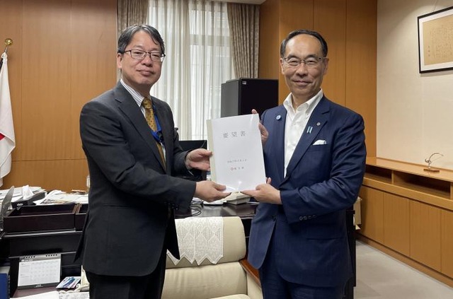 大野元裕埼玉県知事（左）が矢野和彦文部科学審議官（右）へ要望書を手交