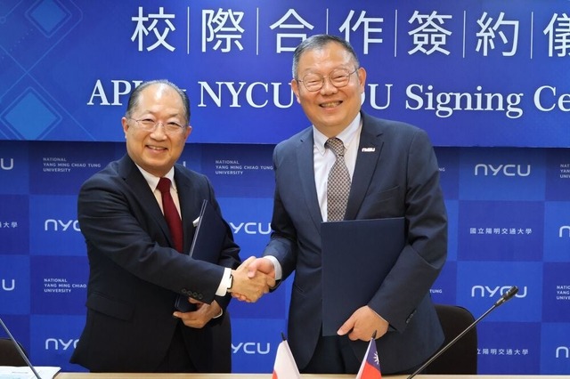 協定締結後に握手を交わすAPUの米山裕学長（左）とNYCUの林寄宏学長（右）