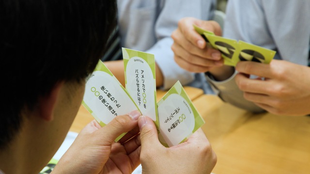 マイクエスチョンを活用するカードゲームのようす