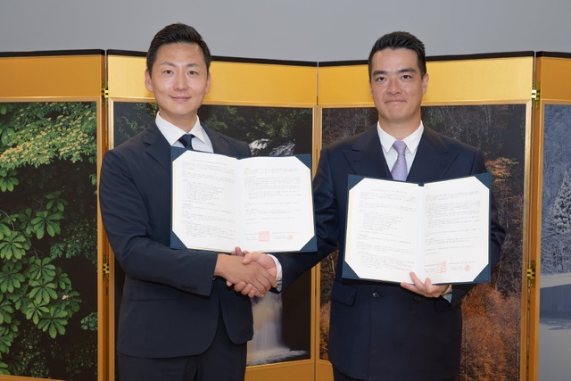 TikTok Japan執行役員公共政策本部長の安永修章氏（左）と学校法人洗足学園法人本部長の前田英三郎氏（右）