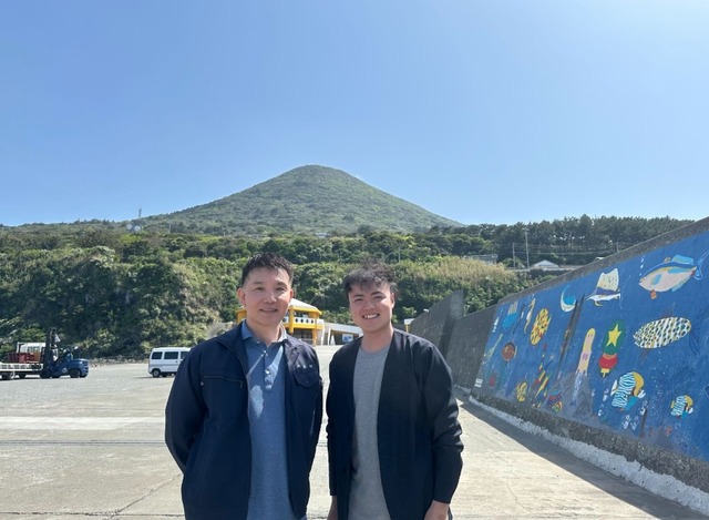 利島村教育委員会の三室哲哉教育長（左）と国際エデュテイメント協会代表理事の森俊介氏（右）