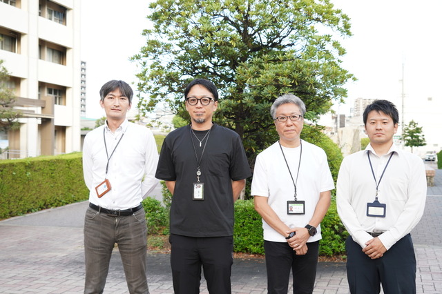 左から情報部情報システム課課長の末廣紀史氏、創造工学部教授・DX推進研究センター長の八重樫理人氏、創造工学部教授・DX推進研究センターの山田哲氏、情報部情報システム課の木村悠佑氏