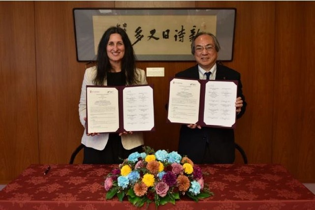 Sahinde Pala氏（左）と仲谷総長（右）