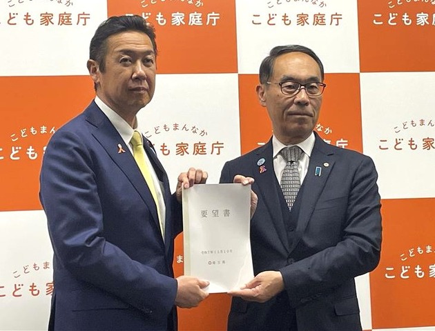要望書を手渡す大野元裕埼玉県知事【右】と黄川田仁志内閣府特命担当大臣【左】