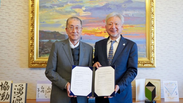 協定締結式、白樺学園高等学校の嶋野幸也校長（左）と片柳学園の千葉茂理事長（右）
