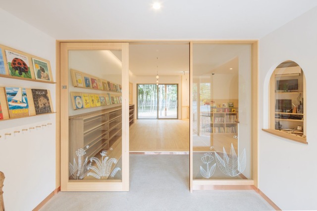 運営する「モリオカえほんの森保育園」の玄関