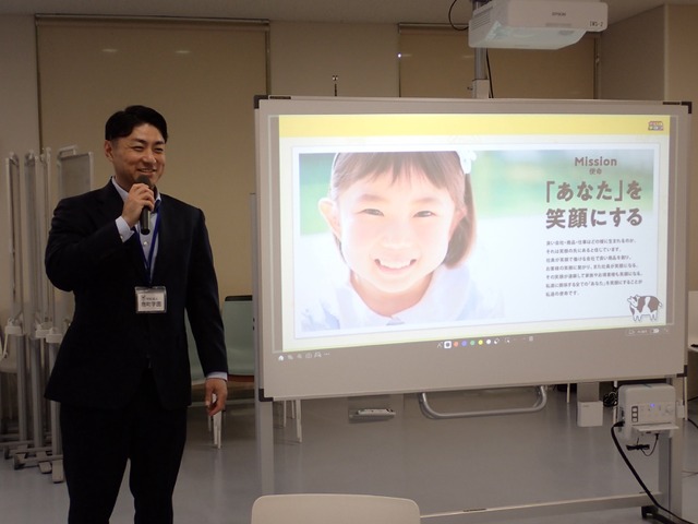 授業のようす（登壇者：チロルチョコ代表取締役社長 松尾裕二氏）