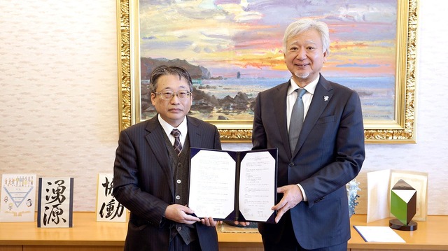 東亜学園高等学校の矢野隆校長（左）と片柳学園の千葉茂理事長（右）