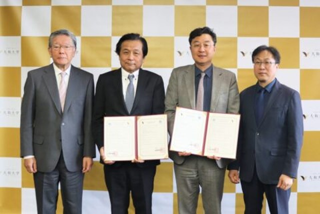 左より大和大学 総長 田野瀬良太郎氏、学長 松本伸司氏、　信韓大学 大学院長 趙胤宰氏、学生処長 金南中氏