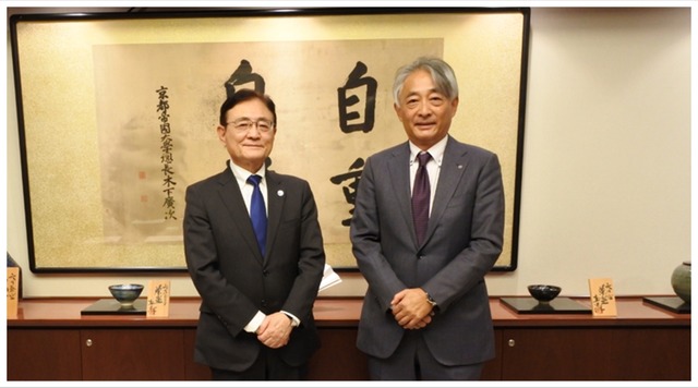 京都大学 湊長博 総長（左）とNTT西日本 北村亮太 代表取締役社長（右）