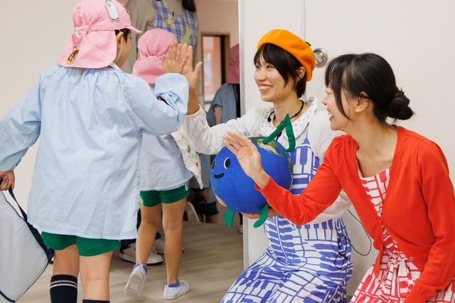 終演後に子供たちとハイタッチ