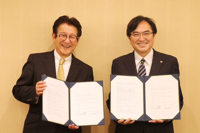 平間宏一横浜学院理事長・院長（左）、西原廉太立教大学総長（右）