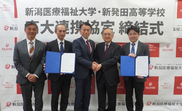 写真左から 新発田高等学校・上山崇教諭、太田雄介教諭、石黒浩司校長、新潟医療福祉大学・西澤正豊学長、中原英伸事務局長
