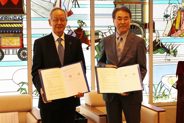 写真左から、京都先端科学大学の前田正史学長、京都外国語大学の北寿郎学長