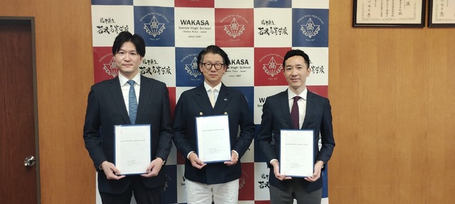 調印式のようす（左から小学館集英社プロダクション上根邦靖氏、福井県立若狭高等学校校長渡邉久暢氏、ネットアドバンス大和田啓太氏）