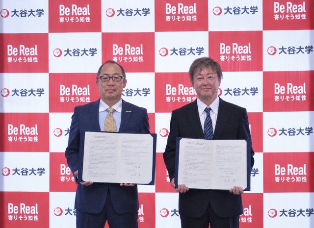 大谷大学の木越康学長（左）と櫛引雄一京都市保育園連盟理事長（右）