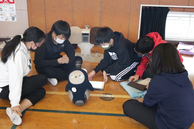 横浜市立本牧南小学校での「LOVOT」を使ったプログラミング授業のようす