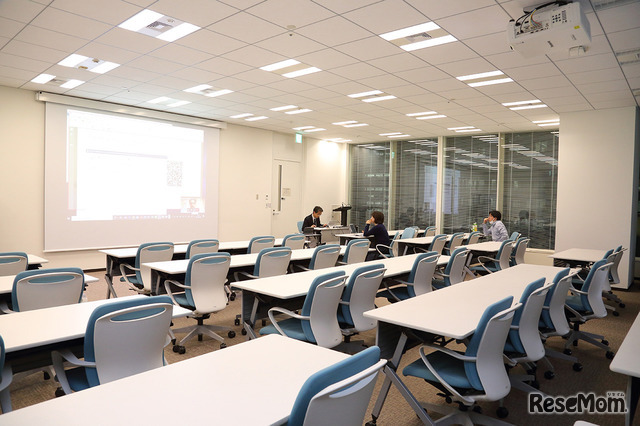 東京都立大学の金融工学研究センターの会場で配信を見守る先生方