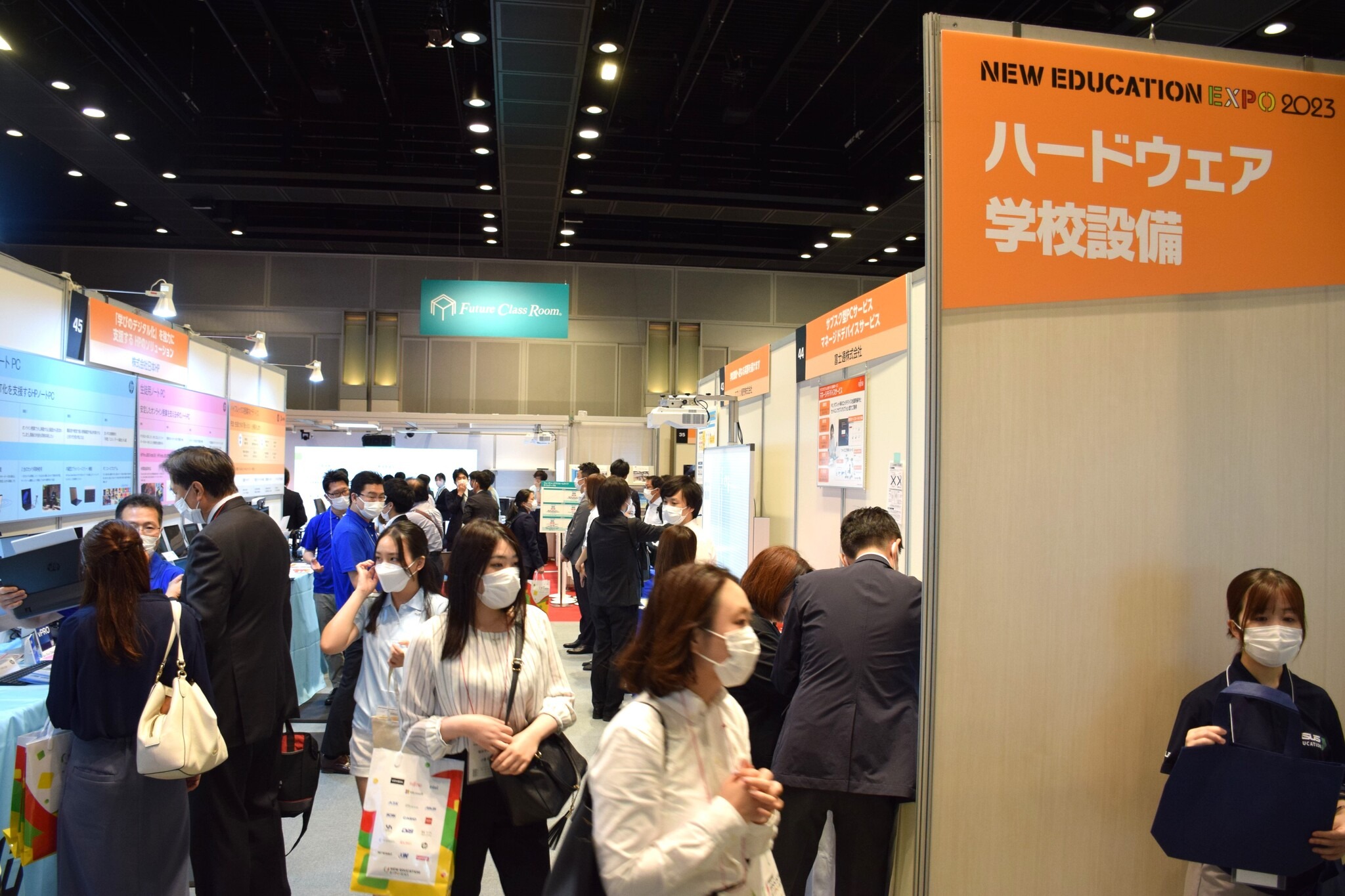 NEE2023】協働学習の意見可視化、1人1台端末活用の理科実験など…展示