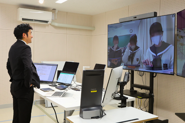 全国14自治体が視察…大分県がNeatで解決した、双方向な遠隔授業の「音