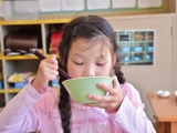 開始から1か月の「学校給食費の抜本的な負担軽減」、長期欠食の児童に対する支援は？ 画像