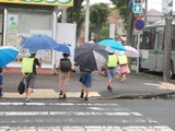 【クレーム対応Q＆A】雨の日、通学路に広がって歩き危険 画像