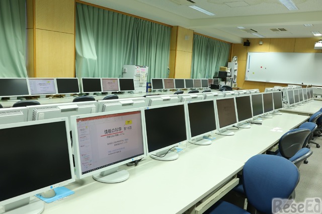三鷹中等教育学校のコンピュータ教室では中間モニターも設置している