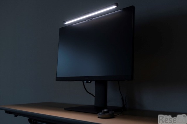 「ScreenBar Plus」は、モニターの上部に簡単に引っ掛けて設置できるよう設計されており、限られたスペースで机の上を明るく照らすことができる