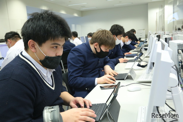 足立学園ではSurfaceとデスクトップPCを中心にしたICT環境を整備